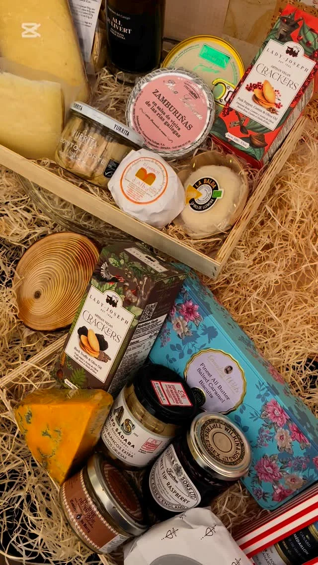 Ideas para regalar el día de la Madre🩷

¿Quieres hacerle un detalle y aún no sabes el qué? 

¡Nosotros te damos 3 super ideas para que puedas sorprenderla!

🎁Un lote con una increíble selección de algunos de nuestros productos gourmet, desde conservas, quesos, chocolates, snacks…

🧀Una bandeja con una selección de quesos tanto nacionales como internacionales.

🍓Una bandeja de fruta, confeccionadas siempre con las frutas de temporada que se encuentran en su punto exacto de maduración.

Si quieres hacer ese detalle tan especial, no dudes en contactar con nosotros a través de Instagram, nuestra página web o directamente a nuestras tiendas.
.
.
.
Idees per regalar el dia de la Mare🩷

Vols fer-li un detall i encara no saps què? 

Nosaltres et donem 3 super idees perquè la puguis sorprendre!

🎁Un lot amb una increïble selecció d’alguns dels nostres productes gourmet, des de conserves, formatges, xocolates, snacks…

🧀Una safata amb una selecció de formatges tant nacionals com internacionals.

🍓Una safata de fruita, confeccionades sempre amb les fruites de temporada que es troben al punt exacte de maduració.

Si vols fer aquest detall tan especial, no dubtis en contactar amb nosaltres mitjançant Instagram, la nostra pàgina web o directament a les nostres botigues.