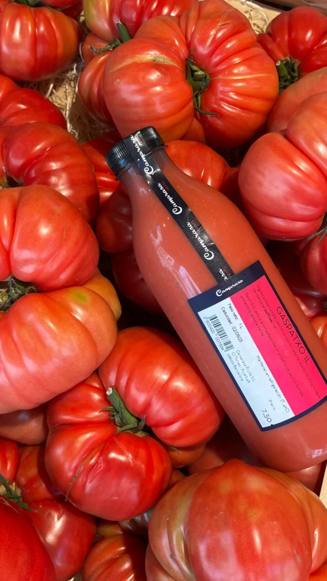 El secreto de nuestro gazpacho🍅

Hoy te enseñamos cómo hacemos nuestro gazpacho tan exquisito.

Utilizamos tomates rosa madurados en la mata, un producto que marca la diferencia en el sabor de nuestro gazpacho.

Si no lo has probado, ¿a qué esperas?

📍Los podéis encontrar en nuestras tiendas Camarasa, en nuestra página web y en nuestro Glovo.
.
.
.
El secret del nostre gaspatxo🍅

Avui t’ensenyem com fem el nostre gaspatxo tan exquisit. 

Utilitzem tomàquets rosa madurats a la mata, un producte que marca la diferència en el sabor del nostre gaspatxo.

Si no l’heu provat, a què espereu?

📍Els podeu trobar a les nostres botigues Camarasa, a la nostra pàgina web i al nostre Glovo.