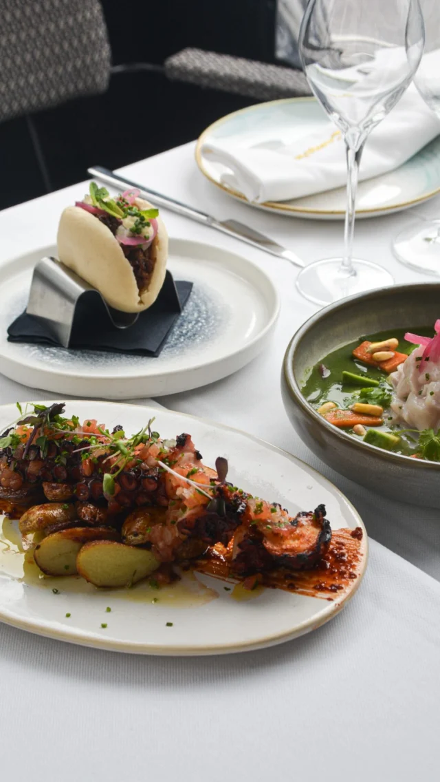 Frescura en nuestro restaurante😋🍴

Hace unos días que estrenamos la carta de verano, una carta con sabores exquisitos y super refrescantes💚

Bao de pato Pekín, piparras frescas fritas con jamón ibérico, ensalada de burrata con aguacate, ceviche de corvina, carpaccio de gambas, pulpo a la brasa, canelón de calabacín con brandada de bacalao… ¡¡y muchas otras elaboraciones!!

Estamos seguros de que si probáis nuestras creaciones, ¡os vais a derretir de lo delicioso que está todo!

Os esperamos en Camarasa Francesc Macià, todos los días📍📆
.
.
.
Frescor al nostre restaurant😋🍴

Fa uns dies que vam estrenar la carta d’estiu, una carta amb sabors exquisits i super refrescants💚

Bao d’ànec Pequín, piparres fresques fregides amb pernil ibèric, amanida de burrata amb alvocat, ceviche de corbina, carpaccio de gambes, pop a la brasa, caneló de carbassó amb brandada de bacallà… i moltes altres elaboracions!!

Estem segurs que si proveu les nostres creacions, us fondreu de com està de deliciós tot!

Us esperem a Camarasa Francesc Macià, tots els dies📍📆

#camarasa #camarasafruits #gastronomia #restaurantesbarcelona #food #barcelona #productosdetemporada #verano #comida #restaurante