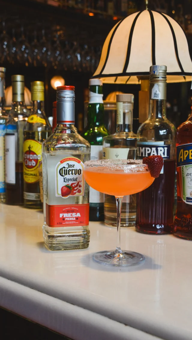 ¡Ya queda poco para el fin de semana!

Qué mejor plan que poder compartir un momento único con amigos o familia tomando uno de nuestros cócteles🍸

¡Tenemos una variedad exquisita y única que en boca son una explosión de sabores!

En este video os enseñamos cómo preparamos nuestro Margarita de Fresa con el tequila de fresa picosa de @josecuervo_es 🍓 

Te esperamos en Camarasa Francesc Macià📍

¿Con quién vas a venir?
.
.
.
Ja queda poc pel cap de setmana!

Quin millor pla que poder compartir un moment únic amb amics o família prenent un dels nostres còctels🍸

Tenim una varietat exquisida i única que a la boca són una explosió de sabors!

En aquest vídeo us ensenyem com preparem el nostre Margarida de Maduixa amb el tequila de maduixa picosa de @josecuervo_es 🍓 

T’esperem a Camarasa Francesc Macià📍

Amb qui vindràs?

#camarasa #camarasafruits #restaurantesbarcelona #gastronomia #cocktails #cocteleria #barcelona #nochedecopas