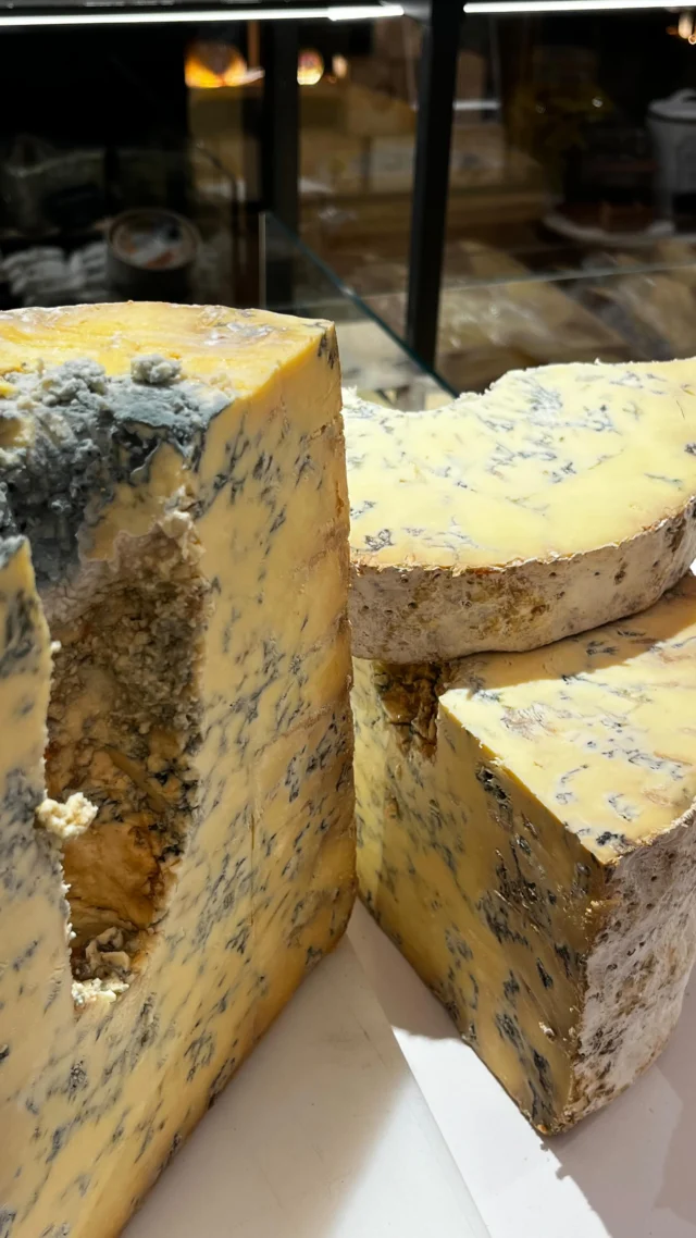 1 mes después tenemos el resultado🧀🍷

Hace unos días hicimos un vídeo sobre un proceso muy característico. ¡¡¡Unos quesos con sabor a vino Malvasía!!!!

Se trata del Blue Stilton y del Blue Shropshire, dos quesos azules muy especiales y sabrosos.

El resultado es increíblemente espectacular!!! No sabéis qué aroma y que sabor tienen🤤

Los tenéis que probar si o si, ¡os esperamos!

🧀 @eliasseleccio 

📍Fromagerie Camarasa Francesc Macià
📆Todos los días
.
.
.
1 mes després tenim el resultat🧀🍷

Fa uns dies vam fer un vídeo sobre un procés molt característic. Uns formatges amb gust de vi Malvasia!!!!

Es tracta del Blue Stilton i del Blue Shropshire, dos formatges blaus molt especials i saborosos.

El resultat és increïblement espectacular!!! No sabeu quina aroma i quin sabor tenen🤤

Els heu de provar si o si, ¡ us esperem!

🧀 @eliasseleccio

📍Fromagerie Camarasa Francesc Macià
📆Tots els dies

#camarasa #camarasafruits #gastronomia #restaurantesbarcelona #quesos #barcelona
