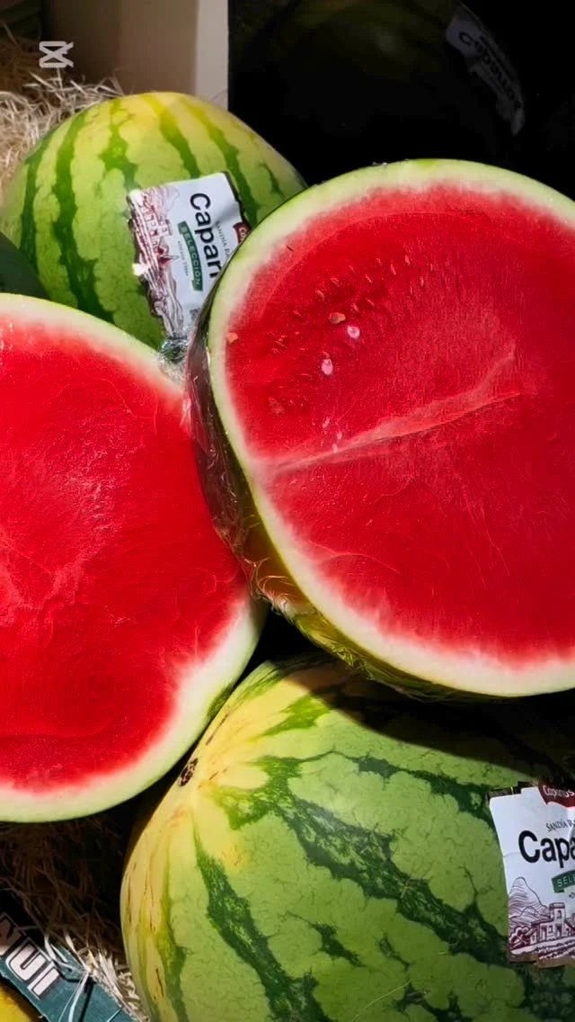 Cómo nos gusta la fruta de verano 🍑🍉🍒🥭

En nuestras tiendas tenemos una amplia variedad de frutas de temporada que se encuentran en su punto máximo de maduración.

El sabor de cada una de ellas no se puede describir con palabras, sólo os podemos decir que tenéis que venir a por ellas y vosotros mismos lo comprobaréis.

Os esperamos en nuestras tiendas Camarasa📍
.
.
.
Com ens agrada la fruita d’estiu 🍑🍉🍒🥭

A les nostres botigues tenim una àmplia varietat de fruites de temporada que es troben al punt màxim de maduració.

El sabor de cadascuna no es pot descriure amb paraules, només us podem dir que heu de venir a per elles i vosaltres mateixos ho comprovareu.

Us esperem a les nostres botigues Camarasa📍

#camarasa #camarasafruits #gastronomia #frutadetemporada #verano #productosdetemporada