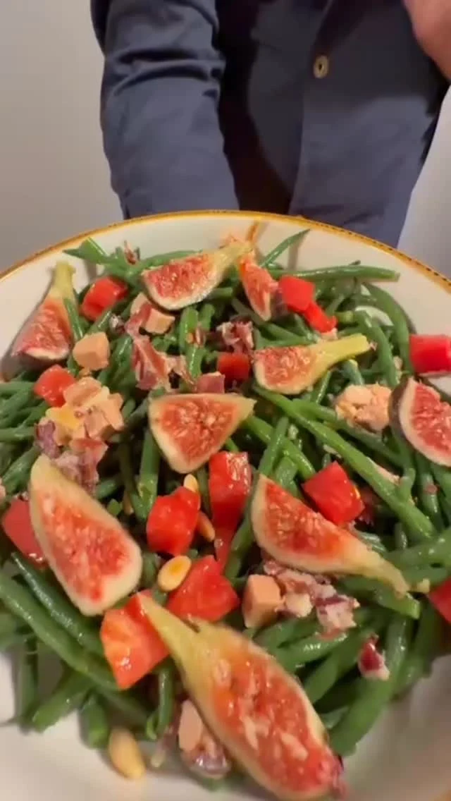 Hoy Marc nos enseña una receta super fácil con productos de temporada.🥗

Los protagonistas son las judías finas de Alella, el tomate de Artesa (exclusivo para Camarasa) y los higos Coll de Dama.

Una ensalada con un sabor extraordinario y que es super fácil y rápida de hacer. Además Marc nos cuenta algún dato interesante sobre estos productos.🍅

¡Os recomendamos hacer esta ensalada si queréis sorprender a alguien de manera improvisada!

¡¡Mirad todo el vídeo porque vale muchísimo la pena!!

Esperamos que hagais esta super receta😜
.
.
.
Avui el Marc ens ensenya una recepta super fàcil amb productes de temporada.🥗

Els protagonistes són les mongetes fines d’Alella, el tomàquet d’Artesa (exclusiu per Camarasa) i les figues Coll de Dama.

Una amanida amb un sabor extraordinari i que és super fàcil i ràpida de fer. A més, el Marc ens explica alguna dada interessant sobre aquests productes.🍅

Us recomanem fer aquesta amanida si voleu sorprendre algú de manera improvisada!

Mireu tot el vídeo per què val moltíssim la pena!!

Esperem que feu aquesta super recepta😜

#camarasa #camarasafruits #gastronomia #food #productosdetemporada #tomaquet