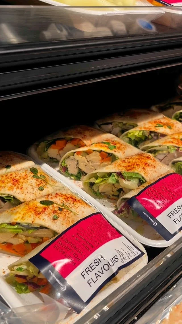 En Camarasa cocinamos para ti como en casa. 🧑‍🍳❤️

Nuestra gama de productos elaborados está hecha por nosotros, cada día, con ingredientes frescos y de la mejor calidad. Porque sabemos que el buen comer empieza con una buena base.

Disfruta de nuestras fajitas de pollo y verduras, sabrosas y listas para calentar, el clásico y refrescante pastel frío de atún, la jugosa tortilla de calabacín y cebolla, o nuestras opciones más ligeras y veraniegas como la sopa de melón y el gazpacho casero, perfectos para los días de calor.

Recetas sencillas, bien hechas y llenas de sabor. 🥗🍽️

Visita nuestras tiendas Camarasa.
.
.
.
A Camarasa cuinem per a tu com a casa. 🧑‍🍳❤️

La nostra gamma de productes elaborats és feta per nosaltres, cada dia, amb ingredients frescos i de la millor qualitat. Perquè sabem que el bon menjar comença amb una bona base.

Gaudeix de les nostres fajitas de pollastre i verdures, saboroses i llestes per escalfar, el clàssic i refrescant pastís fred de tonyina, la sucosa truita de carbassó i ceba, o les nostres opcions més lleugeres i estiuenques com la sopa de meló i el gaspatxo casolà, perfecte.

Receptes senzilles, ben fetes i plenes de sabor. 🥗🍽️

Visita les nostres botigues Camarasa.