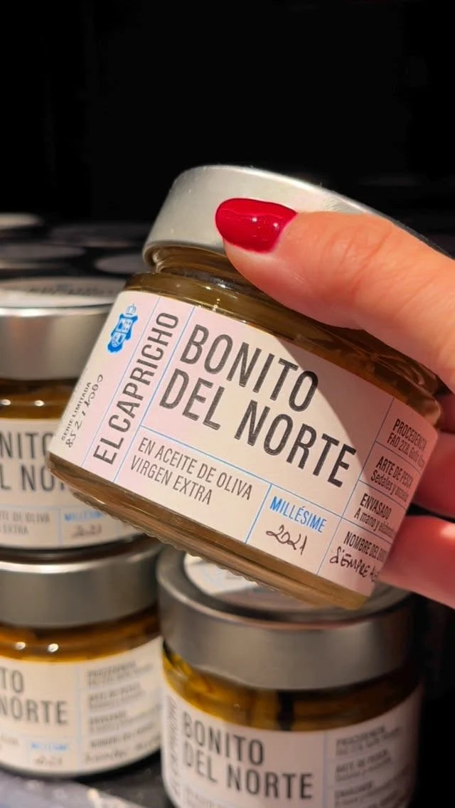 ¡Sabor a mar en cada bocado! 🌊🐟

En Camarasa te traemos una cuidada selección de conservas del mar, elaboradas con métodos tradicionales y materias primas de primera calidad.

Destacamos el bonito del norte, una joya del Cantábrico que no puede faltar en tu despensa.

También encontrarás mejillones de las Rías Gallegas, sardinas, almejas, berberechos, navajas y más delicias marinas que elevan cualquier aperitivo o receta.

Porque en Camarasa solo te ofrecemos lo mejor del mar. 🐚 

@yurritagastronomika @porthosbrand @elcaprichosl @conservaspeperetes 
.
.
.
Sabor a mar a cada mos! 🌊🐟

A Camarasa et portem una cuidada selecció de conserves del mar, elaborades amb mètodes tradicionals i matèries primeres de primera qualitat.

Destaquem el bonito del nord, una joia del Cantàbric que no pot faltar al teu rebost.

També trobaràs musclos de les Ries Gallegues, sardines, cloïsses, escopinyes, navalles i més delícies marines que eleven qualsevol aperitiu o recepta.

Perquè a Camarasa només us oferim el millor del mar. 🐚

@yurritagastronomika @porthosbrand @elcaprichosl @conservaspeperetes