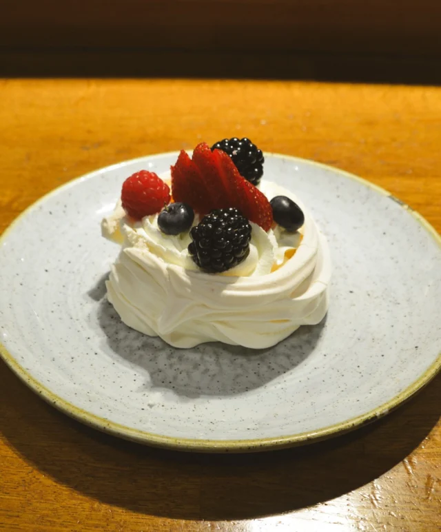 ¿Has probado alguna vez una Pavlova?

Es un postre ligero y crujiente por fuera, suave y esponjoso por dentro… como una nube dulce 😍.

En Camarasa Illa Diagonal la preparamos con nata montada, confitura de frutos rojos y fruta fresca 🍓🫐.

📍 Pásate por Camarasa Illa Diagonal y dale un bocado a esta pequeña obra de arte dulce.
.
.
.
Has provat mai una Pavlova?

Són unes postres lleugeres i cruixents per fora, suau i esponjós per dins… com un núvol dolç 😍.

A Camarasa Illa Diagonal la preparem amb nata muntada, confitura de fruits vermells i fruita fresca 🍓🫐.

📍 Passa’t per Camarasa Illa Diagonal i fes un mos a aquesta petita obra d’art dolça.